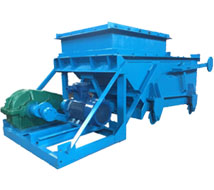 往復(fù)式給料機(jī)也叫往復(fù)式給煤機(jī)，是利用曲柄連桿機(jī)構(gòu)拖動(dòng)下傾5°的底板在輥上做直線往復(fù)運(yùn)動(dòng)。